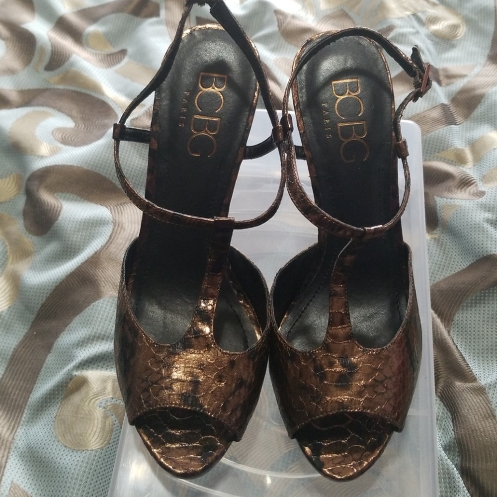 T-strap. Bronze. Peep toe.